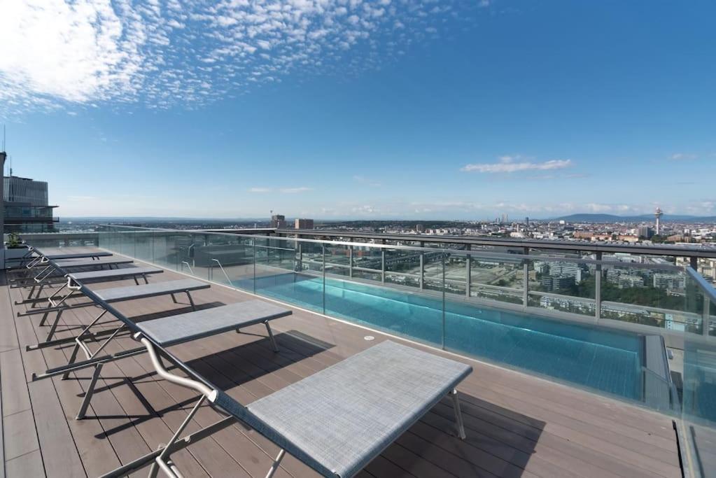 Hoch Hinaus, Neu Und Stilvoll Mit Pool Am Dach Apartment Viena Exterior foto