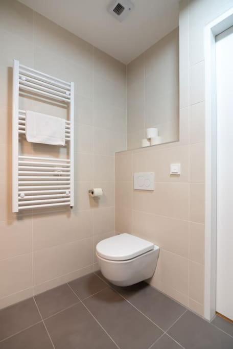 Hoch Hinaus, Neu Und Stilvoll Mit Pool Am Dach Apartment Viena Exterior foto
