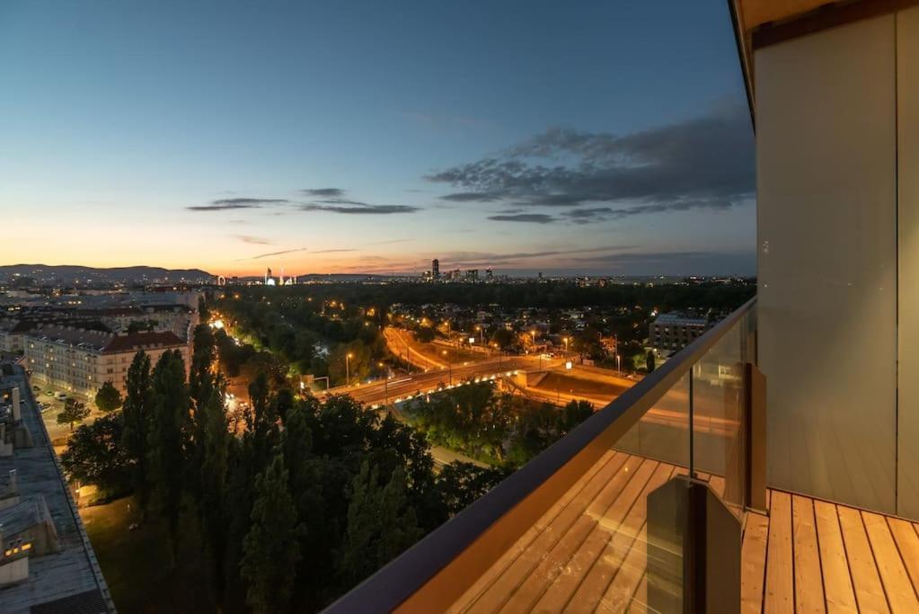 Hoch Hinaus, Neu Und Stilvoll Mit Pool Am Dach Apartment Viena Exterior foto